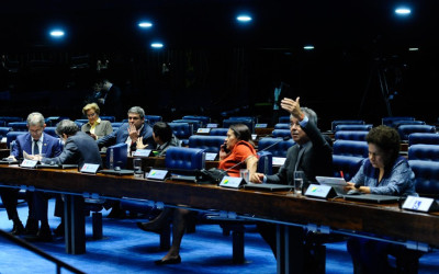 Senadores querem saída de Temer da Presidência e realização de eleições