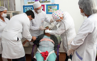 Idosos do Instituto de Longa Permanência recebem atendimento odontológico