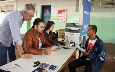 Procon realiza atendimento itinerante no Arapuá e tira dúvidas de moradores