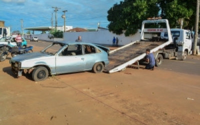 Prefeitura inicia remoção de veículos abandonados em vias públicas