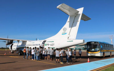 Parceria entre Prefeitura e empresa leva alunos da APAE para conhecer aeronave