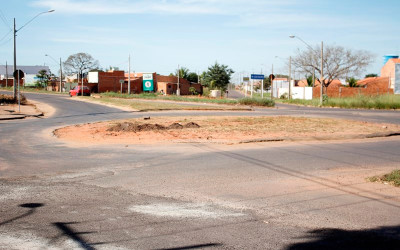 Mini-rotatória dará lugar a semáforo na saída para o Jupiá