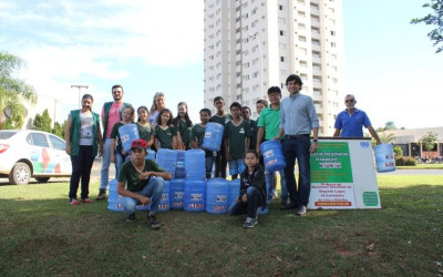 Alunos instalam lixeiras ecológicas ao redor da Lagoa Maior