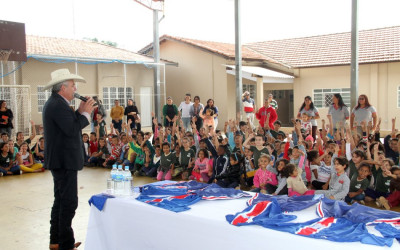 Prefeitura entrega novos uniformes aos alunos da Rede Municipal de Ensino
