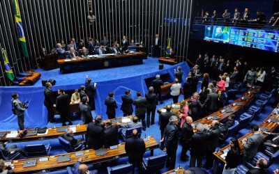 Em sessão tulmutuada, reforma trabalhista é aprovada pelo Senado Federal