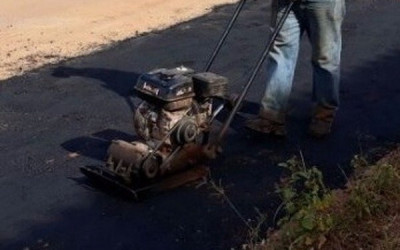 Parceria entre empresas viabiliza reparos no asfalto na rua Egídio Thomé