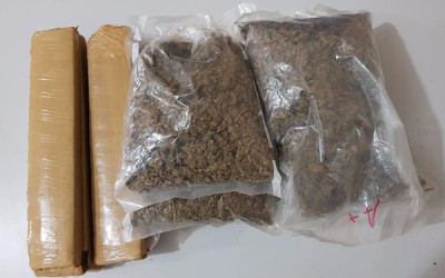 Menor pedia carona com drogas na mochila, mas acabou pega em flagrante