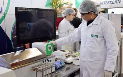 Laboratório de Alimentos do Senai analisa amostras de carne durante a InterCorte