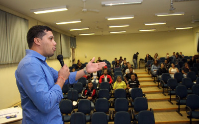 Acadêmicos e professores de Educação Física recebem curso para treinar atletas nas escolas