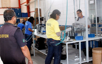 Com mão de obra de detentas, multinacional produz 12 mil peças por mês em presídio de Três Lagoas