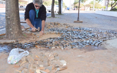 Administração recupera calçadas de pedras portuguesas no Centro de Três Lagoas