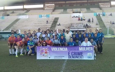 Durante competição de Futebol times doam produtos à Rede Feminina de Combate ao Câncer