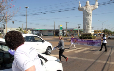 Campanha “Agosto Lilás” é levada aos motoristas no trânsito