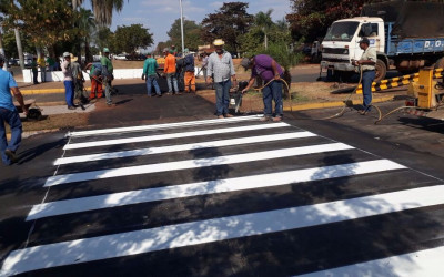 Construção de faixa elevada de pedestre garante maior segurança na travessia de Avenida