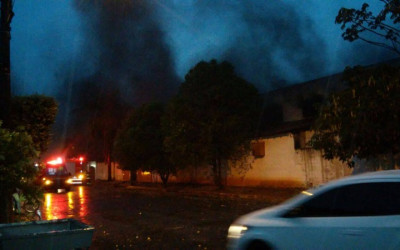 Fogo ameaça instalações abandonadas de antigo clube de Três Lagoas
