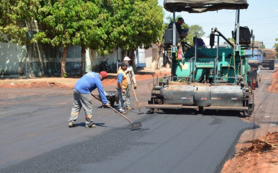 Moradores do Jardim Alvorada comemoram chegada do asfalto após anos de espera