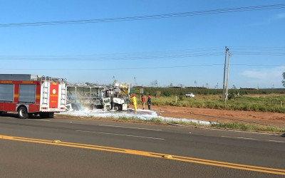 Ônibus pega fogo e passageiros saem ilesos após alerta de motorista