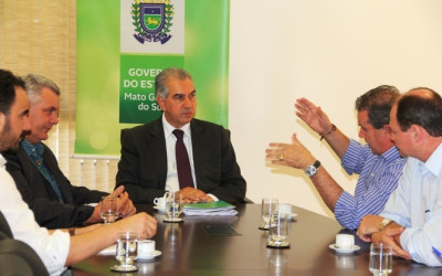 Deputado Eduardo Rocha discute obras para Três Lagoas com prefeito e governador