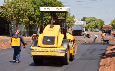 Moradores do Jardim Alvorada comemoram chegada do asfalto após anos de espera