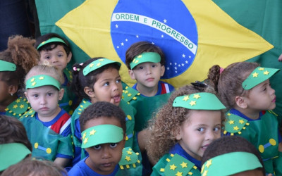 Alunos de Escolas e CEIs prestam homenagem à Pátria