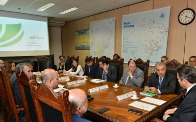 Com representantes Fíbria, governador cobra de ministro construção de 3ª faixas nas BRs-262 e 158