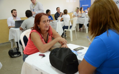 Consumidores e comerciantes negociam no primeiro dia de “Nome Limpo”