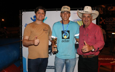 Circuito de Touro   Mecânico em noite de lazer agradou crianças e adultos