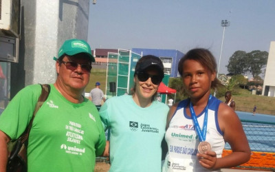 Atleta três-lagoense recebe bronze das mãos de Fabiana Murer nos Jogos Escolares