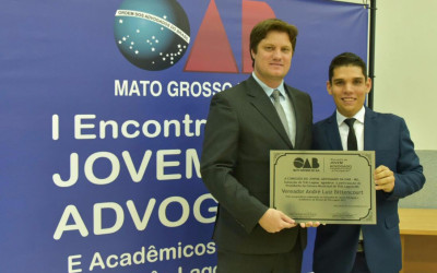 Vereador André Bitencourt recebe homenagem em evento da OAB Jovem