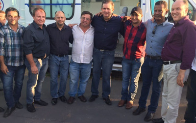 Eduardo Rocha presenteia Paraíso das Águas com uma ambulância e um ônibus