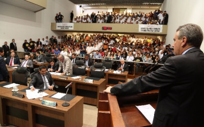 Funcionários da JBS pedem apoio aos deputados para manter empregos 