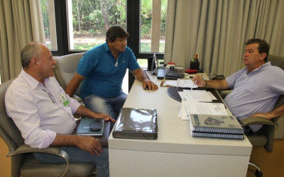 Eduardo Rocha recebe, em seu gabinete, o prefeito e vice da cidade de Deodápolis