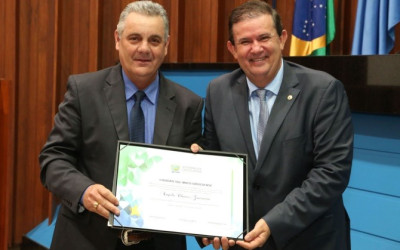 Deputado Eduardo Rocha entrega título de cidadão sul-mato-grossense a prefeito de Três Lagoas