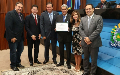 Eduardo Rocha homenageia André Puccinelli com Comenda do Mérito Legislativo