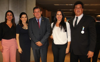 Deputado Eduardo Rocha homenageia médicos em sessão solene na Assembleia