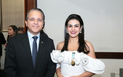 Coronel David homenageia médica anestesiologista por atuação em prol da saúde na Capital