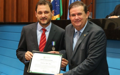 Prefeito de Costa Rica recebe Comenda do Mérito Legislativo de deputado Eduardo Rocha