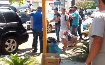 Cumprindo lei municipal, fiscais recolhem mercadoria de ambulantes no centro 