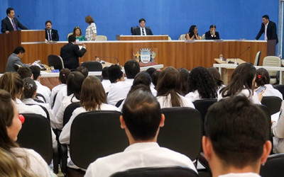Acadêmicos e moradores de loteamento buscam apoio de vereadores