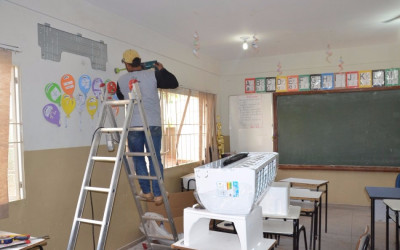 Salas de aula das Escolas Municipais começam a receber aparelhos de ar condicionado