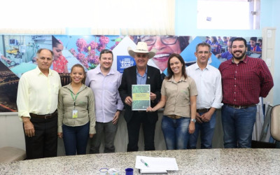 Prefeito recebe representantes da Eldorado Brasil em seu Gabinete