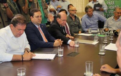 Deputado Eduardo Rocha participa de assinatura da redução do ICMS do leite