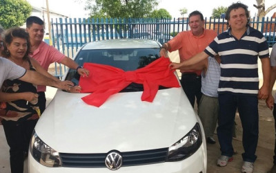 Por meio de suas emendas, deputado Eduardo Rocha entrega carro para Apae de Bataguassu