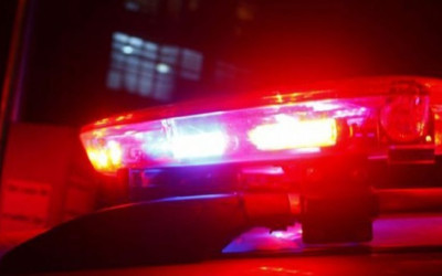Bandidos fazem família de refém, roubam carros e armas