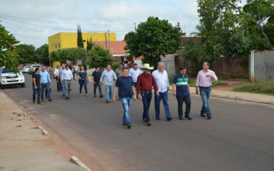 Prefeitura entrega obra de asfalto e drenagem na Vila Viana