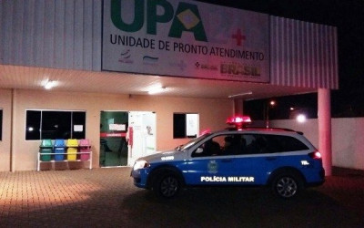 Homem é atacado e esfaqueado por trio quando chegava em casa 