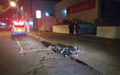 Grupo de travestis foge em carro após matar ‘Paola Bracho’ a facadas