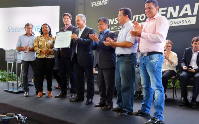 Vereadores prestam homenagem a governador e representantes da indústria