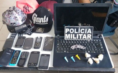 Ponto de venda de drogas é fechado pela PM e jovem de 18 anos é apontada como chefe do tráfico