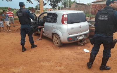 Após bebedeira de comemoração homem embriagado colidiu com poste e foi preso em flagrante